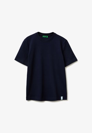 Tmavě modré bavlněné tričko s krátkými rukávy a kulatým výstřihem, s malou světle modrou cedulkou u dolního lemu na bílém pozadí.