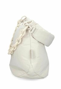 Sac matelassé blanc avec une surface texturée, doté d'une poignée en chaîne plastique épaisse et d'une poche latérale zippée pour un rangement supplémentaire.