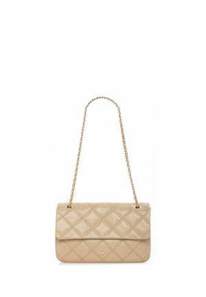 Beżowa pikowana skórzana torebka na ramię z klapką i złotym łańcuszkiem, ozdobiona wzorem przeszyć w kształcie diamentu.