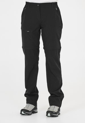 Sorte vandre bukser med aftagelige ben med lynlås, lynlåslommer, elastisk talje, båret med grå og sorte vandresko.