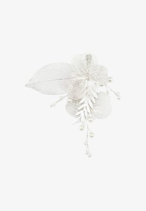 Spilla floreale in argento con petali sovrapposti, dettagli a foglia e perle decorative, il tutto in un design delicato e texturizzato.