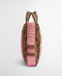 Sac fourre-tout matelassé avec un mélange de motifs verts, roses et bruns. Dispose de deux poignées nouées et d'une forme rectangulaire structurée.