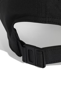 Mustmust tähtsik napp, millel on tekstureeritud kangas, kaardus ääre ja reguleeritav rihm, mille lõpus on tugev plastist klamber.