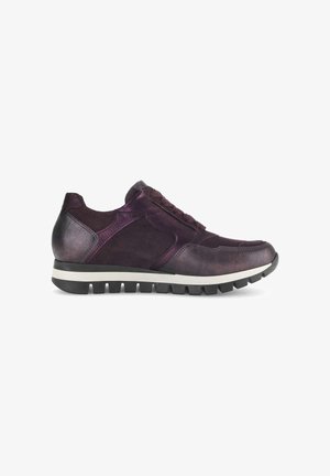 Dames sneakers van donkerpaarse suede en leer, met een gestructureerd ontwerp, vetersluiting aan de voorkant en een stevige rubberen zool met profiel.