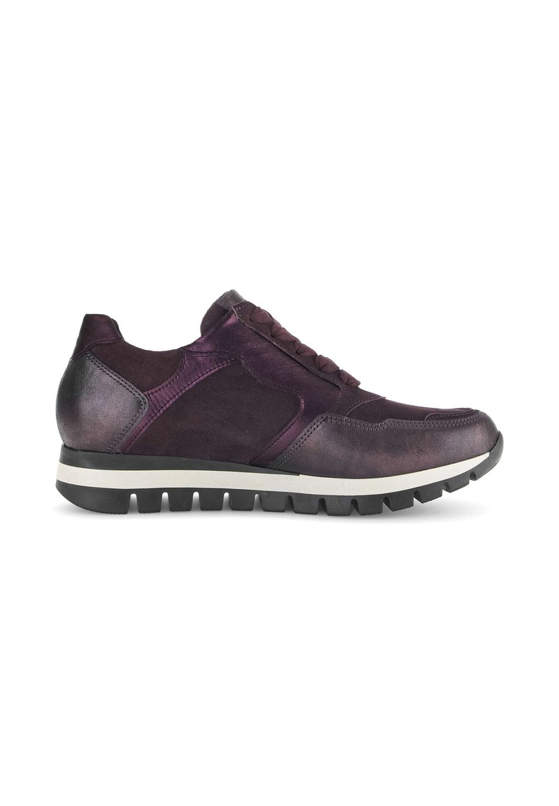 Dames sneakers van donkerpaarse suede en leer, met een gestructureerd ontwerp, vetersluiting aan de voorkant en een stevige rubberen zool met profiel.