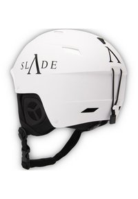 Witte skihelm met zwart logo "SLADE," zijventilatiegaten, verstelbare kinband en textuurpadding aan de binnenkant voor comfort.