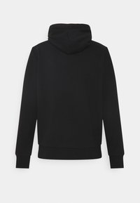 Felpa nera con una texture liscia, dotata di cappuccio con cordoncino, maniche lunghe e polsini e orlo a coste. Design semplice e senza decorazioni.