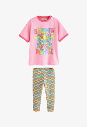 Lyserød kortærmet t-shirt med et farverigt grafik af en sommerfugl og blomst, parret med stræk leggings med et regnbuebølge-mønster.