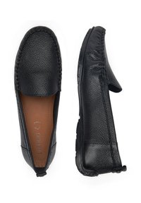 Czarne skórzane buty wsuwane z teksturowaną powierzchnią i detalami w formie przeszyć. Okrągły nosek i elastyczna gumowa podeszwa dla wygody.