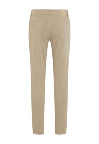 Pantaloni beige slim-fit, realizzati in cotone, cinque tasche, cuciture a vista, dettagli sottili sulla tasca posteriore, design a gamba dritta.