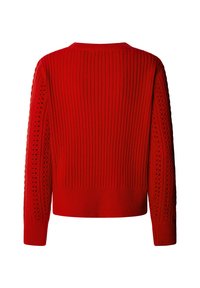 Pull rouge en tricot avec dos côtelé et motif ajouré sur les manches longues, comprenant un col rond et des poignets ajustés.