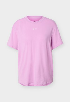 Lilla T-shirt med korte ærmer og rund hals, med lille hvid Nike swoosh-logo centreret nedenfor halsudskæringen på en ensfarvet baggrund.