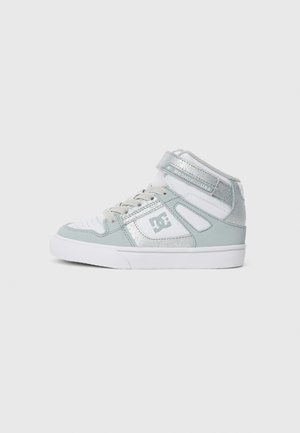 Hoge sneakers in mintgroen en wit, met reflecterende zilveren accenten, textuurpanelen en een haak-en-lusriem. Rubberen zool.