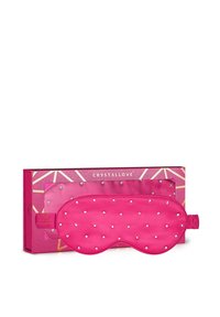 Mascherina per il sonno in satin rosa con accenti di gemme bianche, presentata in una scatola rosa a motivo geometrico etichettata "CRYSTALLOVE". Texture morbida e liscia.