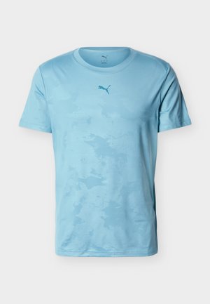 Tricou sport scurt cu mâneci scurte, de culoare albastru deschis, cu modele abstracte subtile și un mic logo Puma centrat pe piept.
