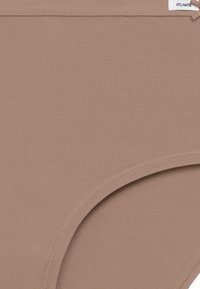 Beżowa bawełniana bielizna o gładkim wykończeniu, z elastycznym pasem i przeszytymi krawędziami, w klasycznym kroju slipów.