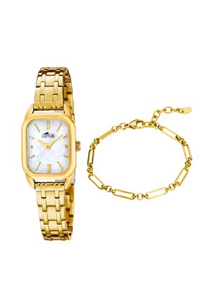 Reloj de pulsera rectangular en tono dorado con esfera blanca y marcadores dorados junto a una pulsera de eslabones dorados a juego con cierre ajustable.