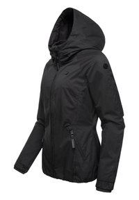 Czarna kurtka z kapturem wykonana z lekkiego, wodoodpornego materiału. Posiada kieszenie zapinane na zamek błyskawiczny i elastyczne mankiety. Gładka tekstura i dopasowany krój.