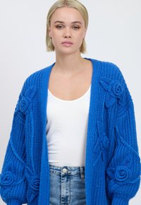 INFLUENCER FLOWER APPLICATION  - Cardigan - capri