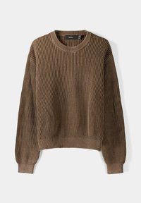 Hnědý žebrovaný pletený svetr s kulatým výstřihem, dlouhými rukávy a přiléhavým lemem. Vyroben z měkké texturované látky.