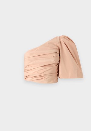 Brzoskwiniowy top na jedno ramię z marszczeniami. Miękka, gładka tkanina z uformowanym bufiastym rękawem. Minimalistyczny design, bez wzorów.
