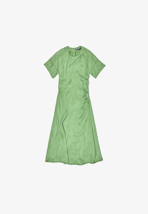 Abito verde, lungo fino al ginocchio, realizzato in tessuto liscio. Presenta maniche corte, scollatura rotonda e dettagli arricciati su un lato.