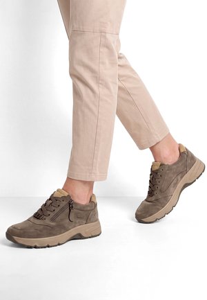 Tamaris, SNEAKER - Baskets basses - taupe suede