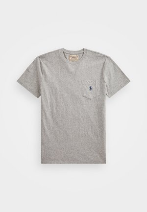 Camiseta gris de manga corta con cuello redondo y un bolsillo frontal que presenta un pequeño logotipo de jugador de polo bordado en azul.