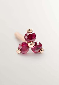 Broche de gema rosa con tres rubíes redondos y facetados engastados en oro rosa. Los acentos de metal suave complementan el color vibrante de las gemas.