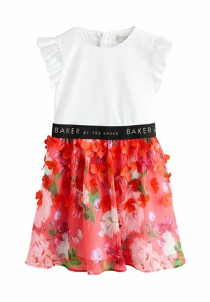 Biała sukienka z krótkim rękawem i falbanami na rękawach, czarny pasek w talii z napisem "BAKER BY TED BAKER" oraz różowa spódnica w kwiaty z czerwonymi, trójwymiarowymi aplikacjami kwiatowymi.