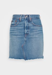 Jeanskjol i ljusblått med rå fåll, med framfickor, knäppning och kontrasterande sömnadsdetaljer.