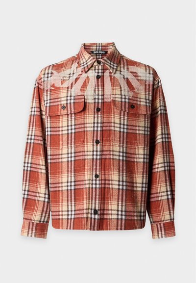 Πουκάμισο με κουμπιά, μακριά μανίκια, γιακά και δύο τσέπες στο στήθος, με καρό σχέδιο σε κόκκινο, μπεζ και μαύρο ύφασμα.