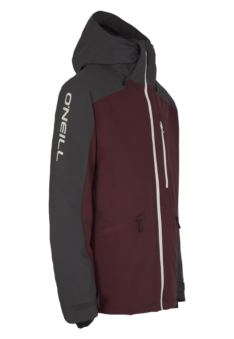 Bordeauxrote und graue Skijacke mit durchgehendem Reißverschluss, zwei seitlichen Taschen, verstellbare Kapuze und weißem Branding auf dem Ärmel.