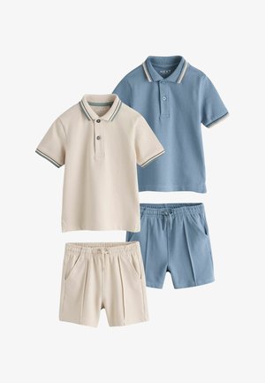 Dwie koszulki polo dla dzieci i dopasowane szorty z elastycznym pasem, jedna para w beżowym kolorze, druga w jasnoniebieskim, obie z paskami na kołnierzyku i krawędziach rękawów.