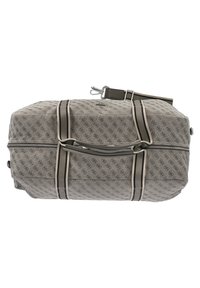 Duffel taske i grå stof med et geometrisk mønster; har dobbelte håndtag, justerbar rem og kontrasterende sorte og beige striber.