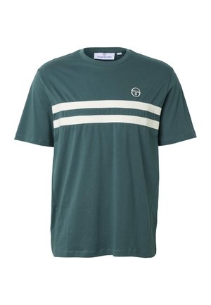 Grøn t-shirt med korte ærmer, med to hvide vandrette striber tværs over brystet og et lille rundt logo på venstre side.