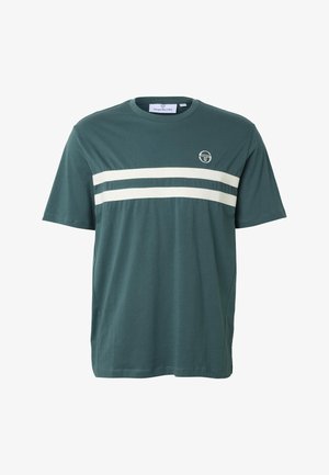 Grøn t-shirt med korte ærmer, med to hvide vandrette striber tværs over brystet og et lille rundt logo på venstre side.