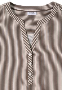 Col de chemise rayé verticalement marron et blanc avec une patte de boutonnage partielle et une étiquette de marque "CECIL" à l'intérieur de l'encolure.