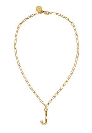 Collar de cadena de oro con eslabones alargados y un colgante en forma de letra "J" de oro colgando en el centro, asegurado con un cierre de langosta y una pequeña etiqueta redonda.