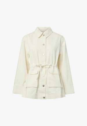 Veste à manches longues de couleur crème avec boutons pression sur le devant, ceinture à cordon de serrage à la taille et deux grandes poches à rabat.