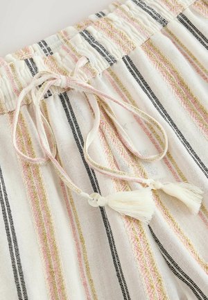 Elastse vöökoha ja nööriga vöö, millel on tutid, kangal on vertikaalsed mustad, roosad ja kuldsed triibud helevalgel tekstureeritud materjalil.