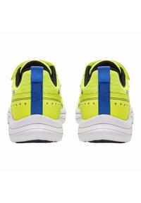 Le sneakers giallo neon presentano una tomaia in rete, accenti neri, un tassello sul tallone blu e una suola bianca con un motivo testurizzato.