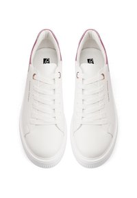 Baskets blanches avec une texture en cuir lisse, bout rond et semelle en caoutchouc plate. Accents roses au niveau du talon et œillets dorés pour les lacets.