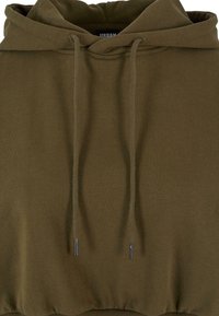 Sweat à capuche marron avec cordons et une étiquette "Urban Classics" visible à l'intérieur du col.