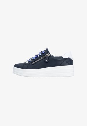 Marineblauer Ledersneaker mit weißen Akzenten, erhöhter weißer Sohle, dekorativem Reißverschluss und blau-weißem Banddetail an den Schnürsenkeln.