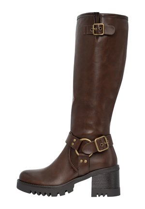 Brune læder knæhøje støvler med en kraftig hæl, der har en dekorativ rem og spænde detalje. Teksturér sål med udtalt slidbane.