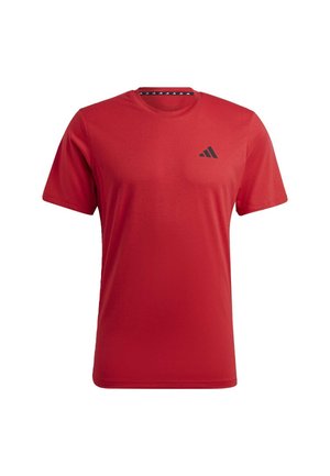 Camiseta deportiva roja de manga corta con cuello redondo y pequeño logo negro de Adidas en el pecho izquierdo.