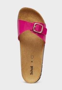 Rosa lackad slidesandal med en guldbuckles accent. Konturerad korkfotbädd och texturerad svart yttersula. Storlek 38 är tydligt visad.