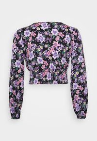 Blusa cropped a maniche lunghe con sfondo nero e motivi floreali multicolori in viola, rosa e verde, con orlo arr gathering.