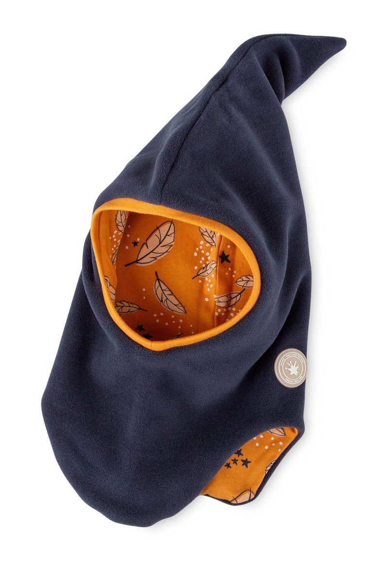 Cappuccio in pile blu navy con punta, foderato in arancione con motivi a foglie e stelle, e una toppa circolare con logo su un lato.